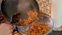 Cină bogată în proteine, gata în 25 de minute / Rețeta simplă cu carne de curcan, cartofi dulci și ciuperci