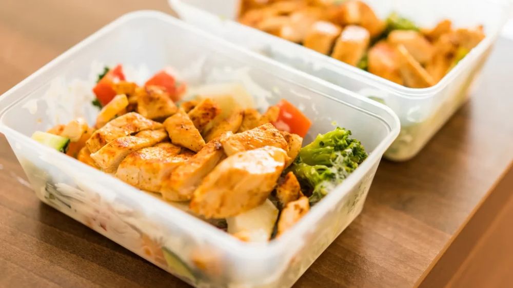 Ce se întâmplă dacă lăsăm pachetul de mâncare la temperatura camerei toată dimineața/ În funcție de condițiile în care depozităm alimentele poate fi o problemă sau nu