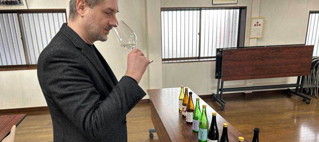 „Nu este o țuică japoneză”. Dragoș Marinescu, expert în sake, explică de ce băutura din orez seamănă mai mult cu vinul