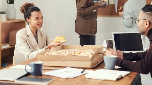 VIDEO | „Sunt corporatist, deci mănânc”: Ce mănânci când salariul nu ține pasul cu inflația? 3 opțiuni decente în zona Unirii, București