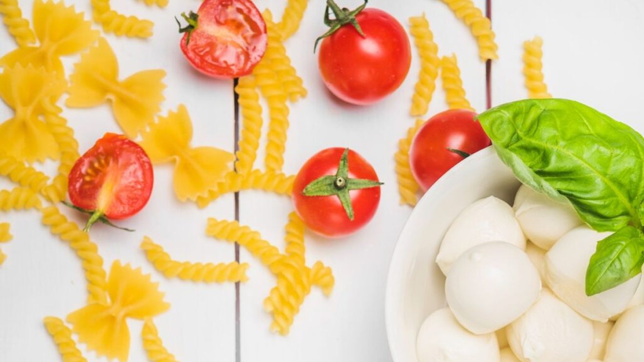 Rețetă prietenoasă cu diabeticii: Paste integrale cu roșii cherry „topite” și mozzarella