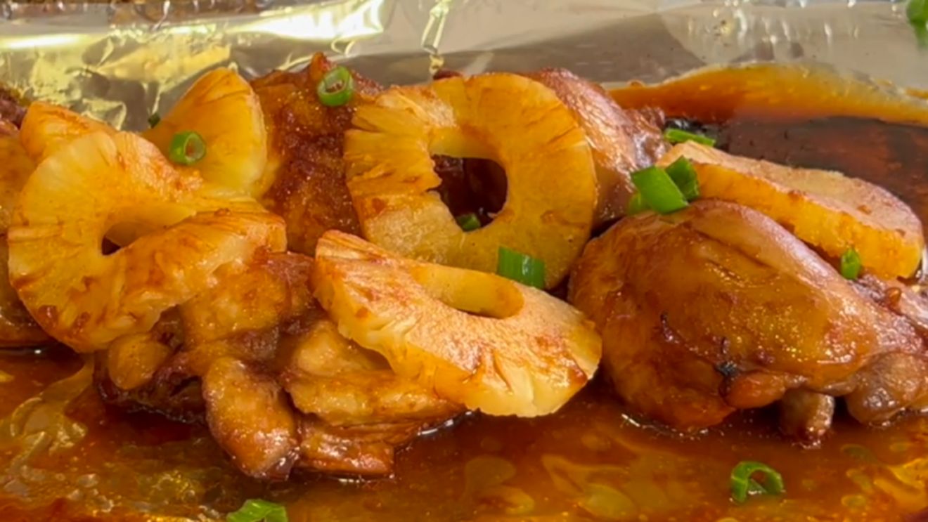 Puiul hawaian gătit lent, cu sos dulce-sărat și ananas caramelizat. Rețeta simplă cu „gust de vacanță”