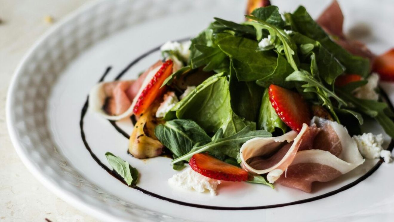 Salată verde cu fructe, un preparat cu gust unic și plin de vitamine/ Dieta mediteraneeană folosește adesea fructele în salate