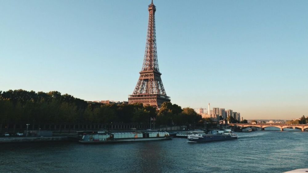 Fântâni cu apă potabilă, echipate cu sisteme de pulverizare a apei, reţea de răcire centralizată și investiţii în spaţii verzi - soluții pentru viitorul Parisului/ Metropola se pregătește pentru valuri de căldură de 50 de grade în următorii ani