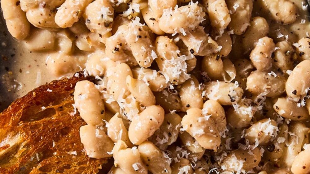 Cacio e pepe reinterpretat, cu fasole în loc de paste / Rețeta italiană rapidă care transformă un clasic italian într-o cină modernă în doar 15 minute