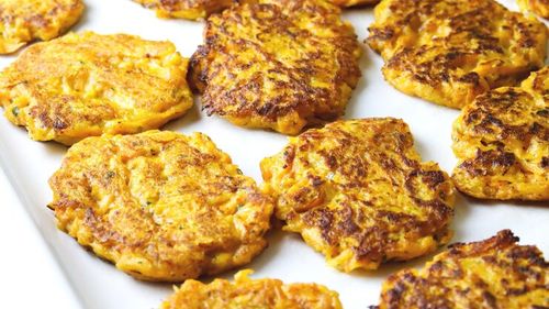 Gustare, garnitură, la pachet sau chiar mic dejun. Fritters de dovleac, cu ceapă și cașcaval afumat. Ce este exact un preparat de tip fritter