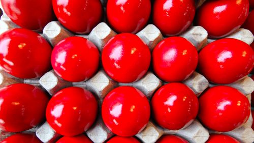 Simbol al Învierii, oul roșu este și o invitație la a deveni mai buni lăsând în urmă greutățile