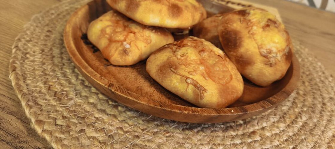 VIDEO – FOTO | Pizza împachetată, cu crustă crocantă și textură cremoasă în interior. Se poate mânca simplu, cu mâna, ca un pateu