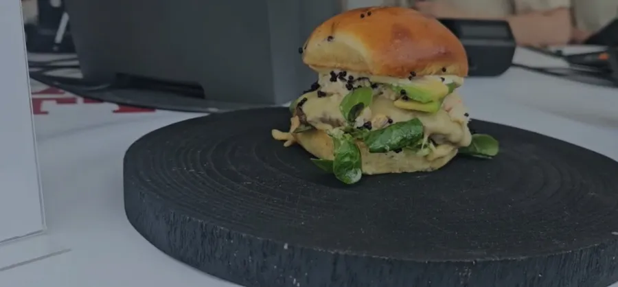 Burger cu icre negre de la MEAT.inc