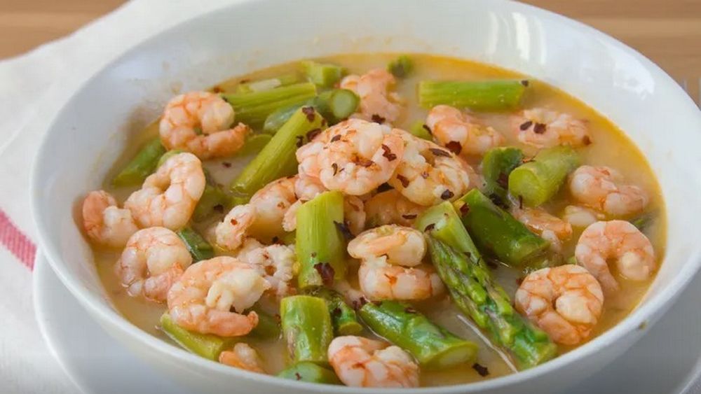 Creveți cu usturoi și sparanghel / Se servește peste paste pentru a profita de sos