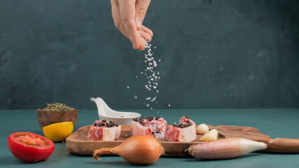 Câtă sare este prea multă? Ce spun nutriționiștii despre efectele asupra organismului și cum reduc chefii cantitatea fără să piardă gustul / Dietetician: „În alimentele procesate se adaugă mult sodiu ca agent de conservare. Asta este, de fapt, problema”