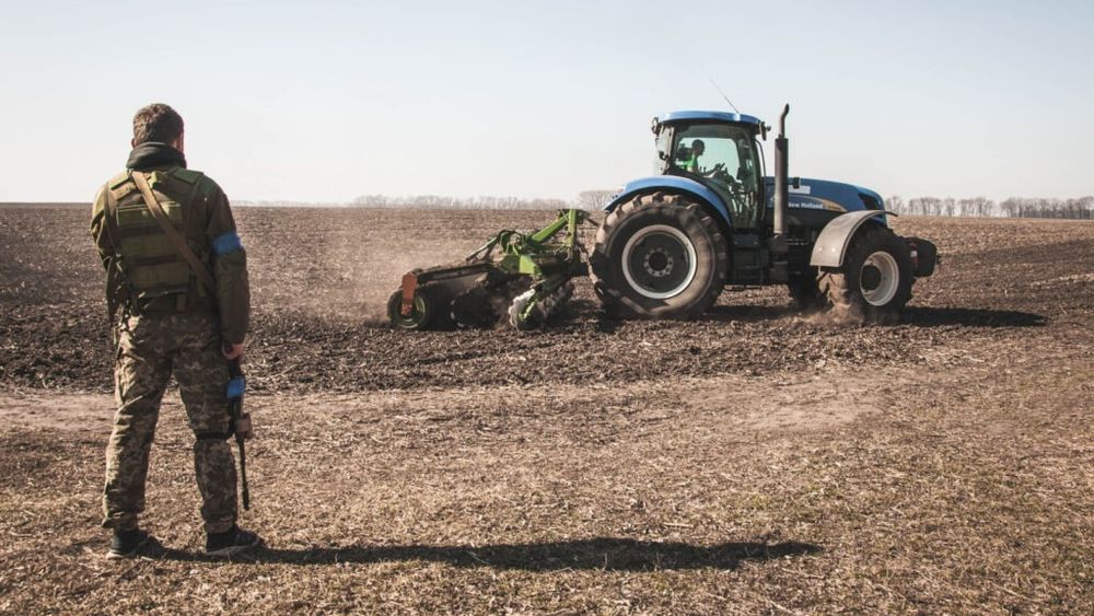 Kievul sacrifică o parte din agricultură pentru apărare: Fortificațiile construite în Ucraina îi afectează serios pe fermieri / Un agricultor și-a deminat singur o parte din teren, iar alții refuză să oprească muncile câmpului
