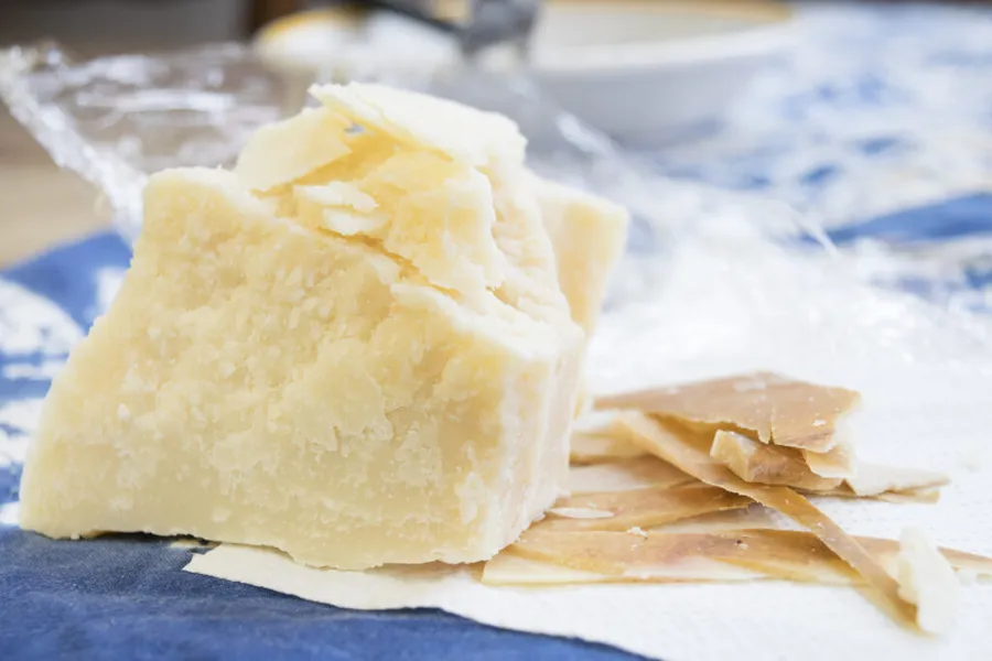 coaja-de-parmezan-parmezan-parmigiano-reggiano-coaja-branza-branza-maturata-supe-risotto-sosuri-paste-minestrone-fasole-tocanita-gatit-risipa-alimentara