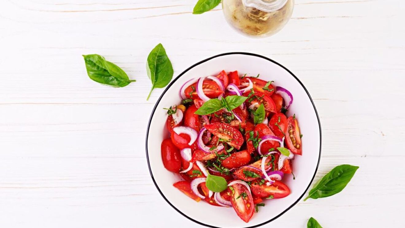 Cum procedează italienii când fac salată de roșii. O metodă simplă și la îndemână concentrează gustul lor și se poate aplica și castraveților