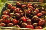 Primele cireșe de Sibiu au ajuns la vânzare cu 35 de lei kilogramul / Fermierii spun că oamenii cred că sunt din import