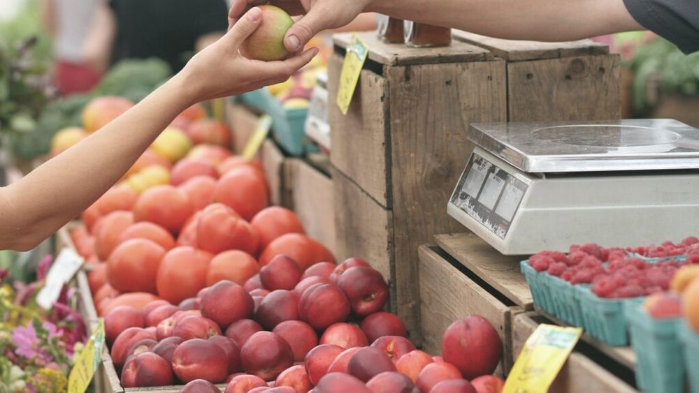 Gest frumos: Comercianți din piețele din Pitești au donat alimente pentru persoanele nevoiașe