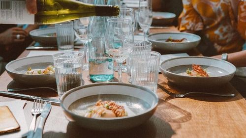 Metoda „simpa”/„mănâncă și fugi”, aplicată într-un restaurant din Ibiza: Șase clienți au fost arestați din cauză că au refuzat să plătească o cină de peste 12.000 de euro