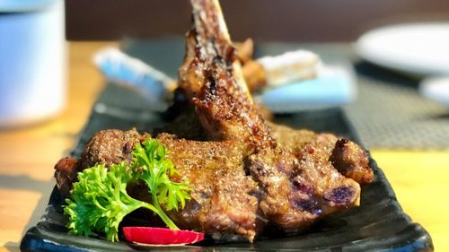 Carnea de miel este o carne roșie dar care, totuși, nu ne face rău/ Plină de proteine, vitamine și minerale, ea previne anemia și conține grăsimi benefice