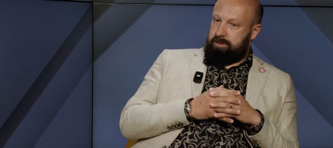 VIDEO | „DISPUTANDUM, un podcast despre gusturi cu Cosmin Dragomir” (Episodul 10) | Chef Alex Cîrțu, despre alimentația copiilor: „Dacă ai buget pentru deținuți, ar trebui să ai buget și pentru copii” / „Reticența la nou, mai ales în rândul bucătarilor, este de neimaginat”