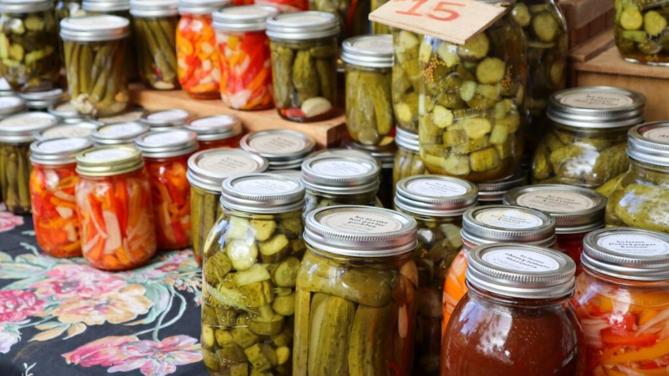 Cum sterilizezi corect borcanele pentru conserve. La final conserva trebuie pasteurizată altminteri poate fi un pericol pentru sănătate