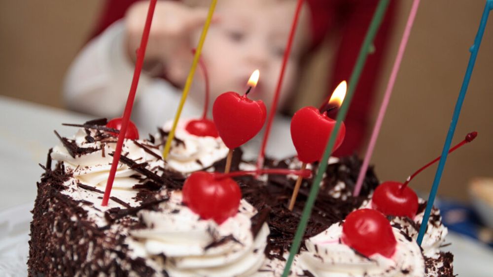 Un băiețel de 14 luni a ajuns în comă după ce a inhalat o pudră pentru decorarea prăjiturilor. Mama sa pregătea un tort aniversar