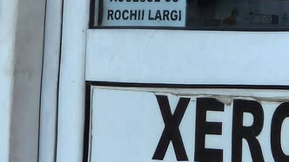 Un afiș de la intrarea unui magazin din Câmpia Turzii a stârnit controverse: "Interzis accesul cu rochii largi"