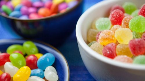 Gustări rapide care te ajută să-ți potolești pofta de zahăr/ Carbohidrații bogați în fibre, proteinele slabe și grăsimile sănătoase îți pot reduce dorința de alimente dulci/ Un dietetician explică ce poți mânca