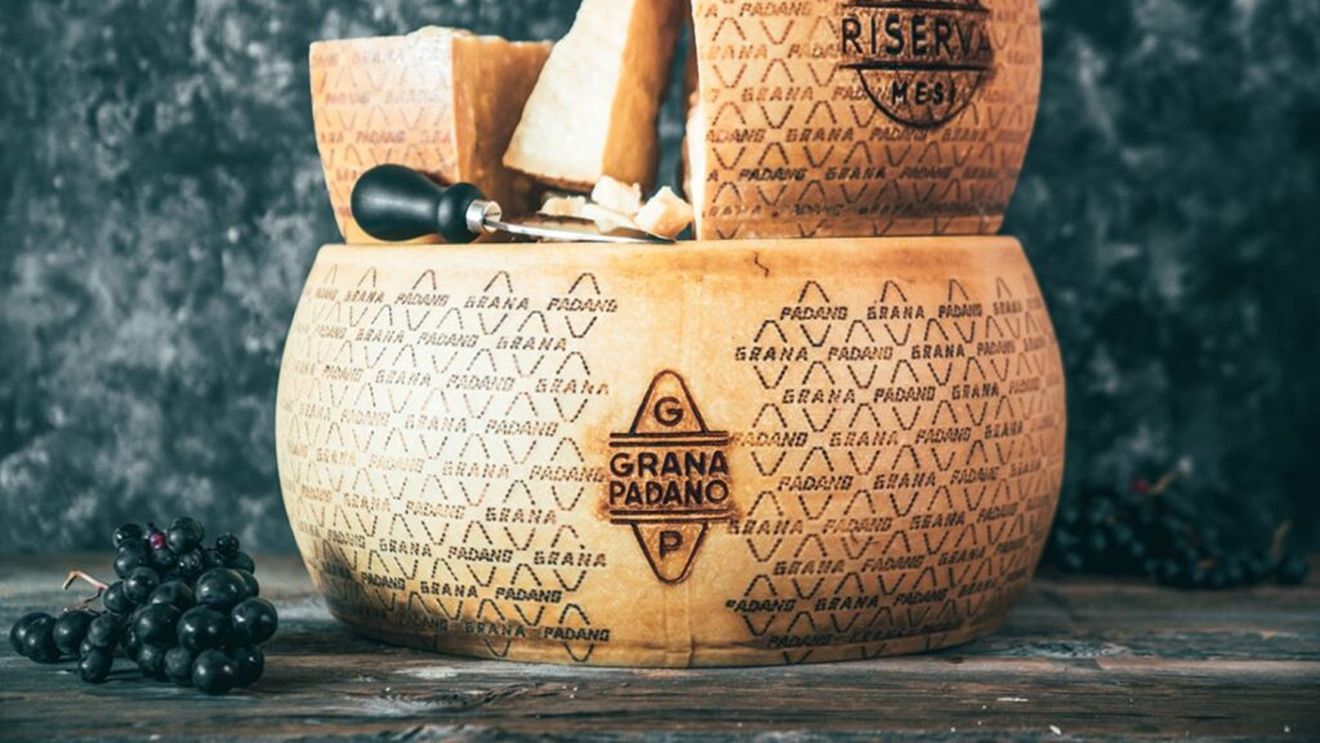 Inspectorii Consorțiului care produce faimosul sortiment italian de brânză maturată „Grana Padano” au descoperit produse falsificate, în timpul unor controale efectuat înaintea Paștelui catolic