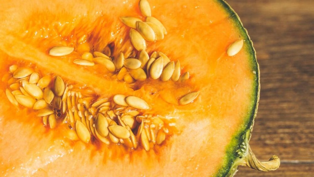 Cum se pot folosi semințele și coaja de pepene galben, în loc să le arunci. De la adaosuri pentru salate și lapte vegetal, la dulceață și murături