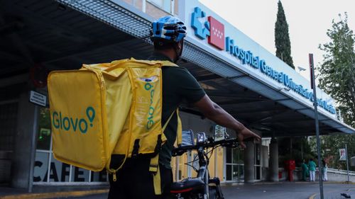 Mâncarea comandată prin aplicații face praf dieta pacienților din spitalele spaniole și contribuie la risipa alimentară. „Cu ce îți dau ei aici nu te recuperezi”