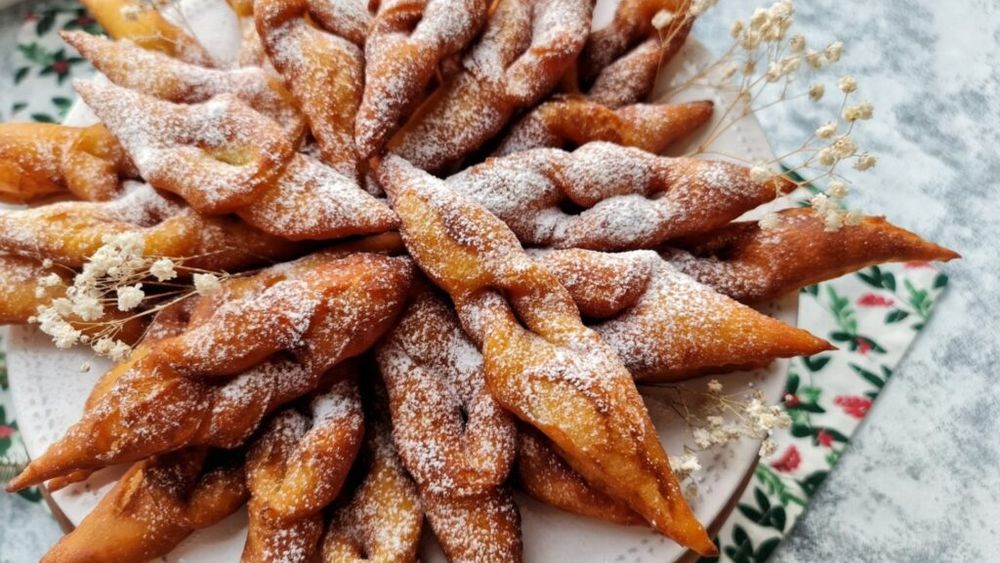 Minciunele, desertul copilăriei, cu care bunica te trezea în diminețile reci de iarnă/ Crocante, fierbinți și pudrate cu zahăr, sunt la fel de bune prăjite sau la cuptor