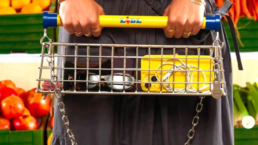 Trolley Bag, o gentă de damă inspirată de căruciorul de cumpărături de la Lidl, prezentată la London Fashion Week