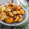 Cartofii copți cu gust de barbecue, garnitura verii care poate eclipsa friptura. Rețeta simplă cu condimente dulci și picante