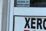 Un afiș de la intrarea unui magazin din Câmpia Turzii a stârnit controverse: „Interzis accesul cu rochii largi”