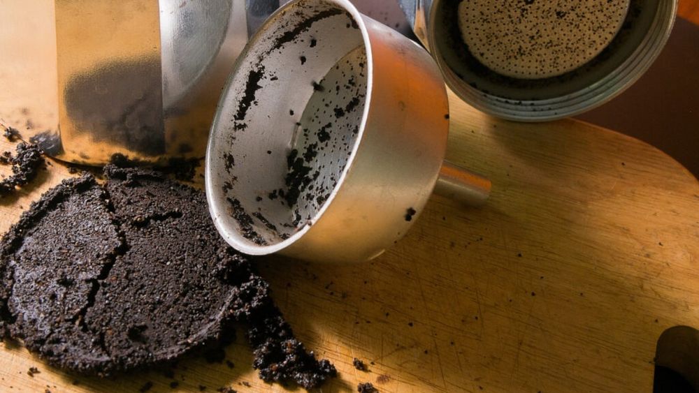 Zațul de cafea ar putea fi folosit în construcții / Un studiu arată că ar putea îmbunătăți rezistența betonului cu până la 30% / Anual aruncăm 60 de milioane de tone de deșeuri de cafea în depozite, provocând emisii nocive de metan și dioxid de carbon