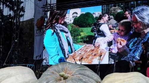 GALERIE FOTO | Kikinda devine din nou capitala dovleacului. Dovleci de sute de kilograme, fruștiuc bănățean și plăcintă cu ludaie, la festivalul de peste graniță