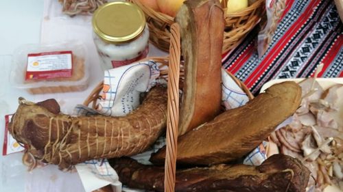 Lantulalimentar.ro la Târgul Produse în Balcani: carmangeria ”Purcelușul vesel” din Bacău prepară mezeluri din carne de porc crescut și abatorizat în România