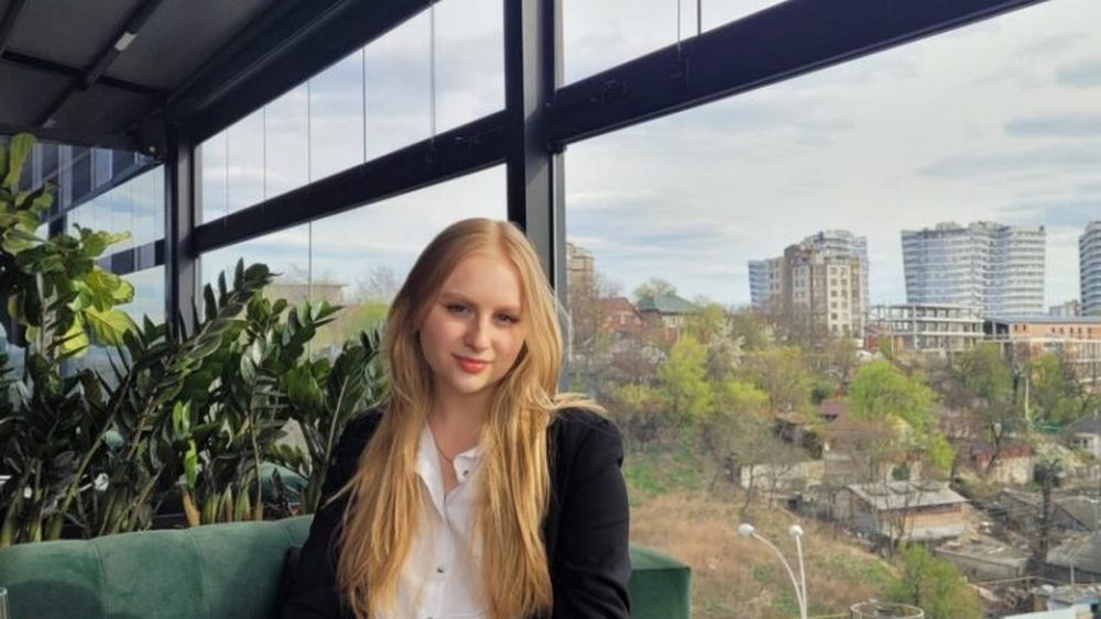 Sunt student, ce mănânc? Tinca: „Mi se pare că mâncarea gătită nu se compară cu cea cumpărată, însă atunci când am alte activități, o opțiune sigură este takeaway” / Când e acasă în vacanță se bucură de mâncarea gătită de mama, iar când revine la facultate, o săptămână are preparate aduse de acasă,în caserole