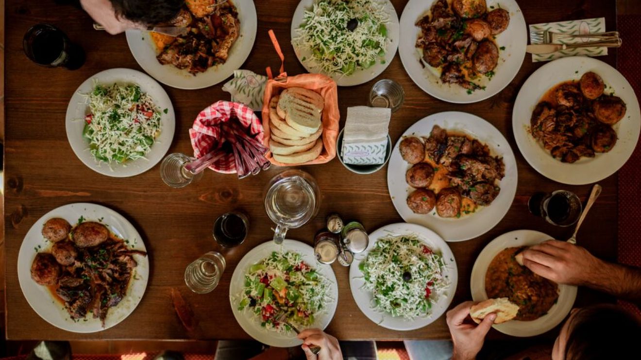 În ce ordine ar trebui să mănânci la masă? Legumele, proteinele și carbohidrații pot avea efecte diferite asupra glicemiei, în funcție de ordinea în care le consumi