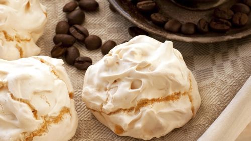 Soluții „zero waste” de Paște: Cum să transformi excesul de albușuri de ou în meringi cu zahăr brun (The Guardian)