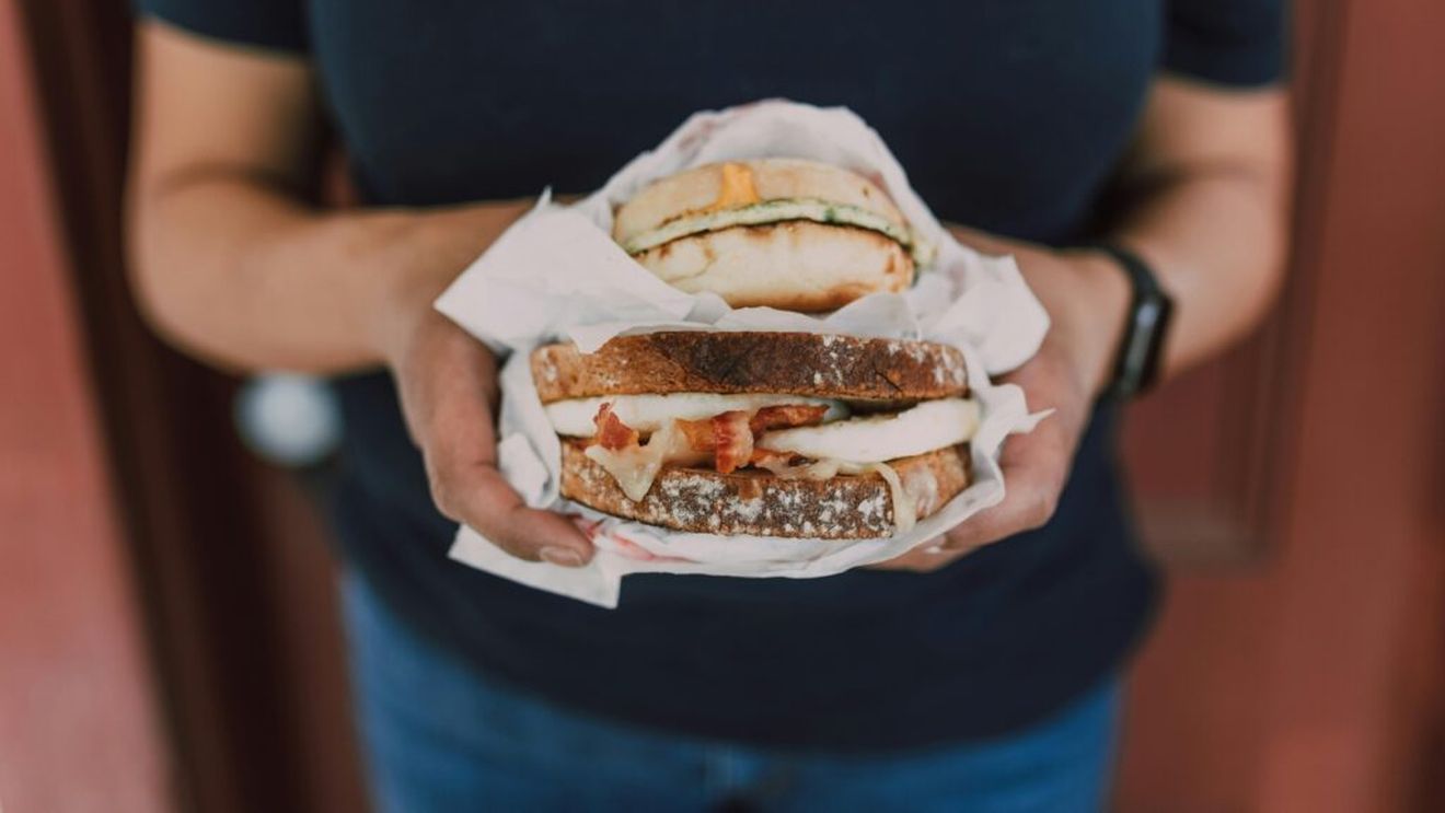 9 alimente pe care nu ar trebui să le consumi, dacă vrei să trăiești 100 de ani / O nutriționistă avertizează că mezelurile procesate se numără printre cele mai dăunătoare alegeri