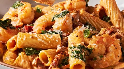 Paste cu creveți „Marry Me” în sos cremos de roșii uscate și spanac / Rețeta gata în 30 de minute care cucerește la prima degustare / Este o reinterpretare irezistibilă a celebrului „Marry Me Chicken”