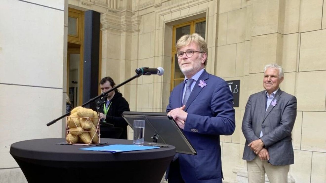 Ziua Internațională a Cartofului, sărbătorită pentru prima oară în istorie / Ministrul francez al Agriculturii a participat la eveniment cu o floare de cartof la costum