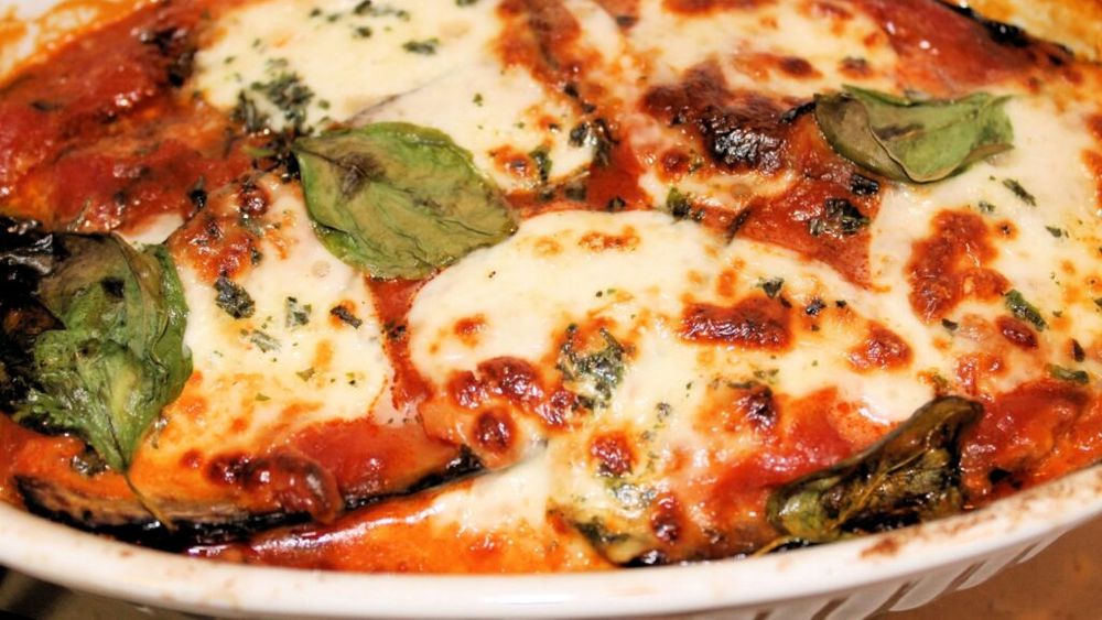 Vinete ca alternativă la carbohidrați? Caserolă cu felii de vinete în loc de foi de lasagna. Cu spanac și ricotta, scăldate în sos marinara