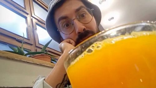 „Colind prin gări ca să fac recenzii la sucul de portocale”. Un italian de 29 de ani degustă sucul proaspăt de portocale din localurile gărilor și publică recenziile pe rețelele sociale