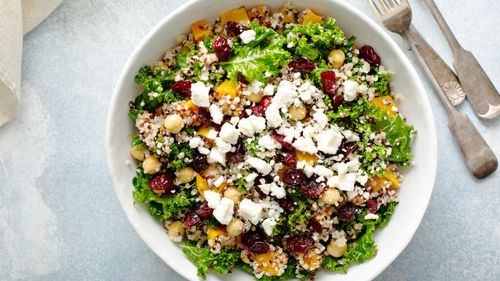 Salata mediteraneeană pe care nutriționiștii o recomandă pentru grătarele de vară. Se prepară rapid, este sățioasă și plină de fibre