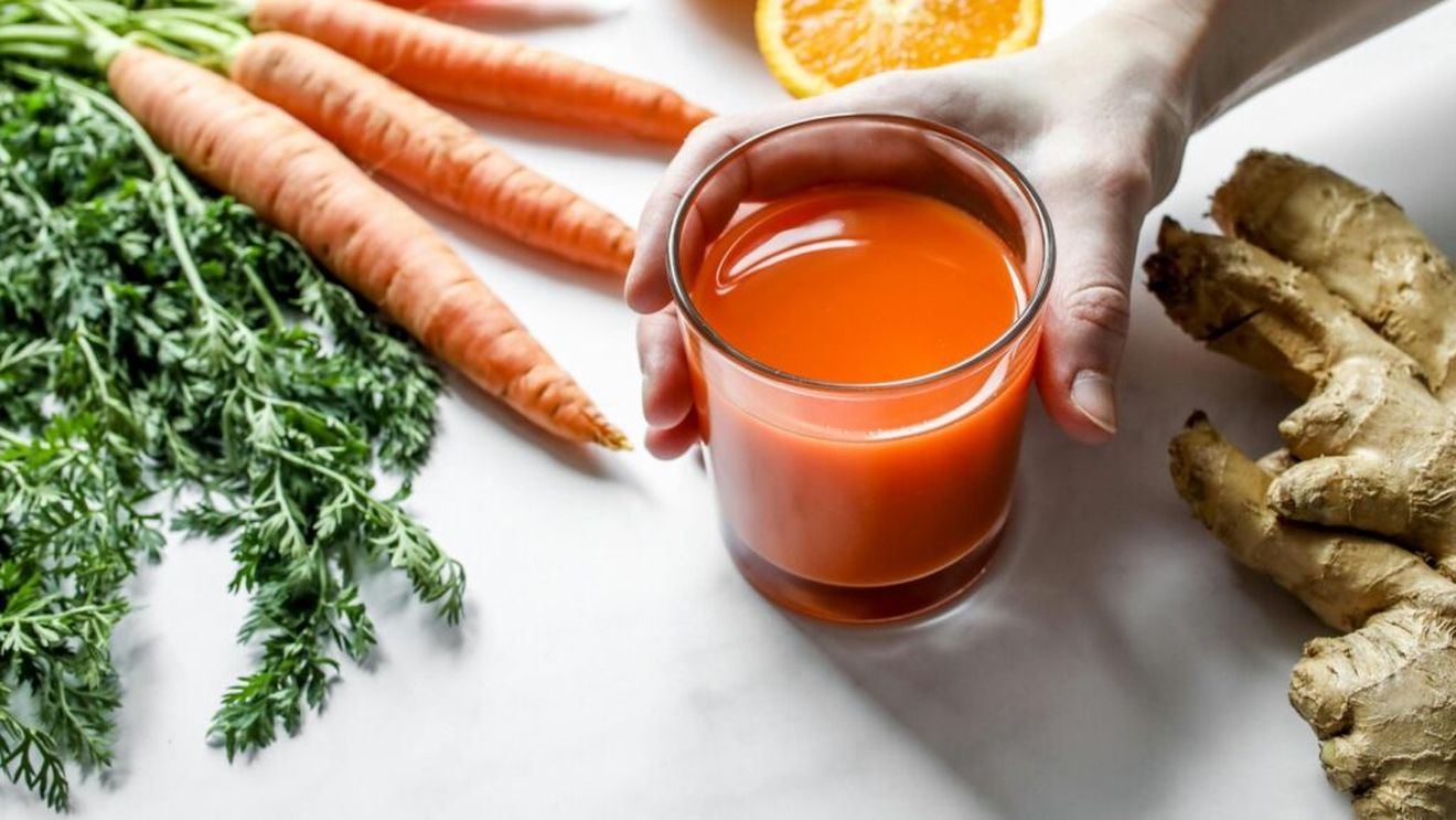 Este mai sănătos să mănânci morcovi sau să bei suc de morcovi?/ Nutriționiștii explică diferențele dintre cele două moduri de a consuma morcovii