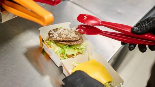 McDonald’s lansează Open Days: Clienții vor avea acces direct în bucătării, unde vor putea vedea cum sunt preparate produsele
