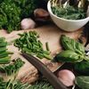 8 ierburi mediteraneene esențiale: cu ce le mănânci și de ce știința zice că ar trebui să fie și în bucătăria ta / Bonus: Salată mediteraneană de linte, gata în 20 de minute