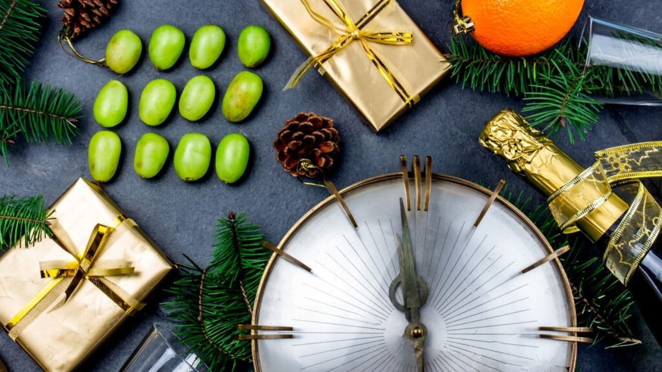 Strugurii de la miezul nopții, tradiția care aduce un pic de magie în noaptea dintre ani / Obiceiul vechi de secole a fost împrumutat de la spanioli